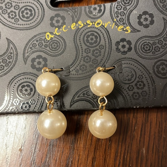PEARL NECKLACE AND EARRING SET - Picture 4 of 6